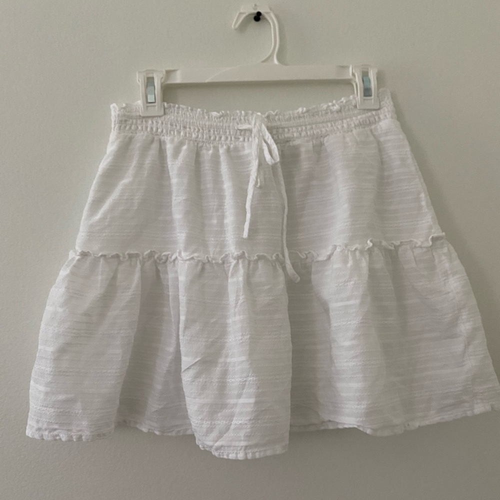 White flowy skirt